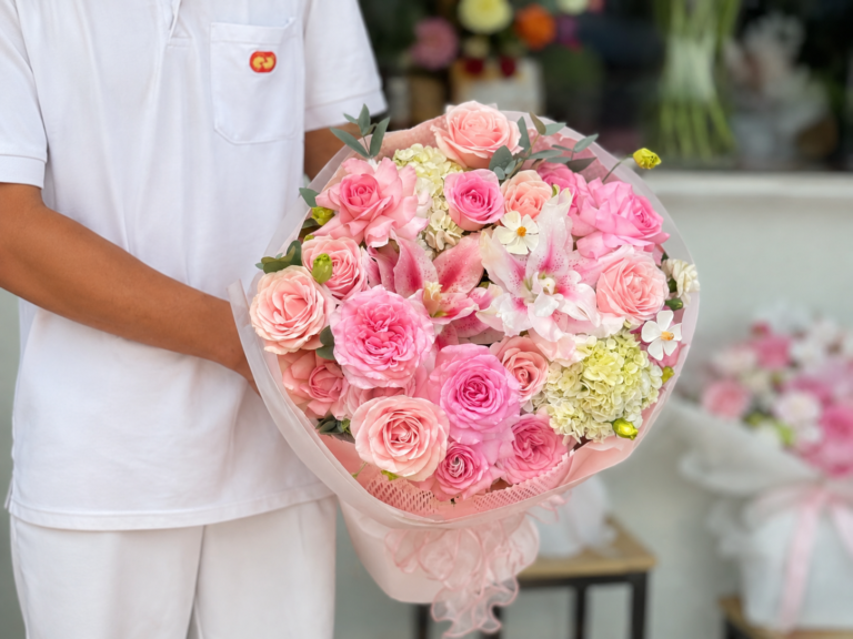 Bó hoa hồng pastel kết hợp ly hồng ngọt ngào