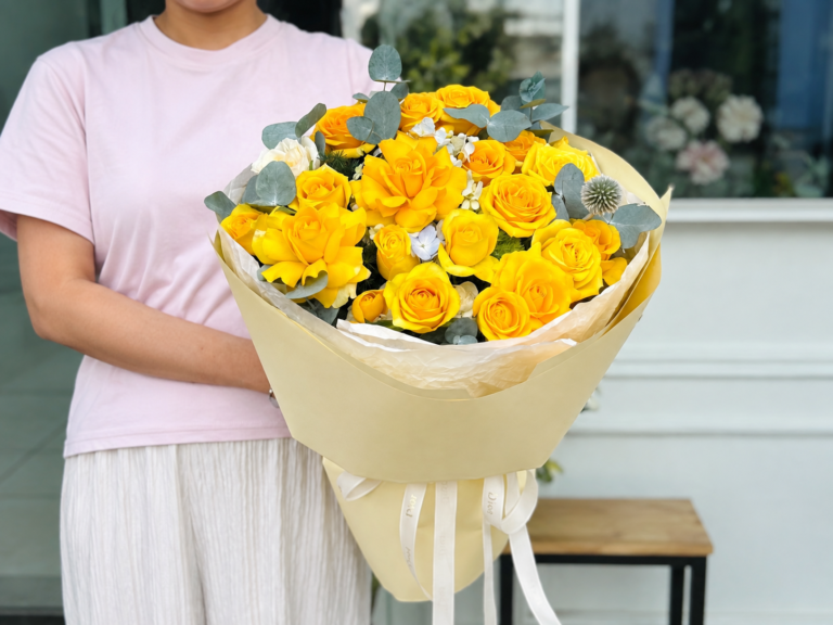 Bó hoa hồng vàng rực rỡ phong cách hiện đại