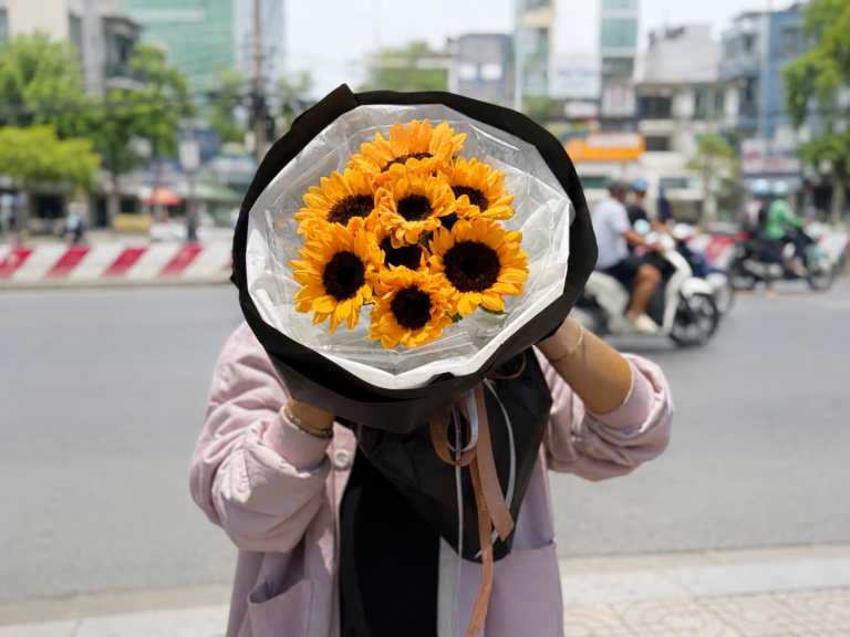 Bó hoa hướng dương gói giấy đen cao cấp