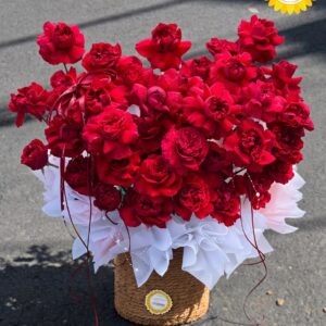 Giỏ hoa hồng đỏ rực rỡ lãng mạn tinh tế