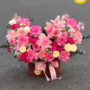Giỏ hoa hồng phấn mix ly hồng và cẩm chướng ngọt ngào