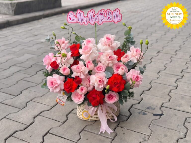 Giỏ hoa hồng phấn phối hoa hồng đỏ và cát tường hiện đại