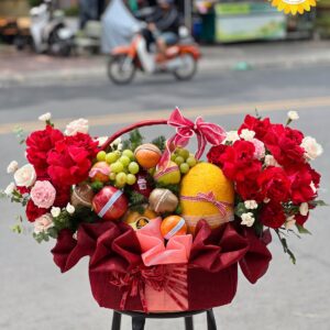 Giỏ trái cây kết hợp hoa hồng đỏ và dưa lưới vàng cao cấp