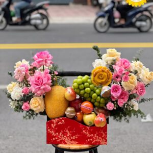Giỏ trái cây kết hợp hoa hồng hồng và dưa lưới cao cấp