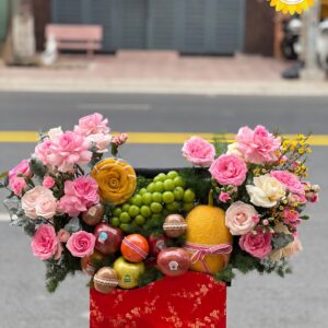 Giỏ trái cây kết hợp hoa hồng hồng và nho xanh cao cấp
