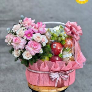 Giỏ trái cây kết hợp hoa hồng phấn và nho xanh cao cấp