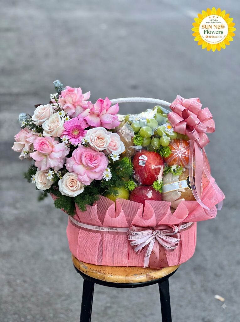 Giỏ trái cây kết hợp hoa hồng phấn và nho xanh cao cấp