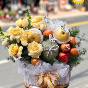 Giỏ trái cây kết hợp hoa hồng vàng và dưa lưới cao cấp