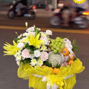 Giỏ trái cây kết hợp hoa ly vàng và hoa hồng pastel cao cấp