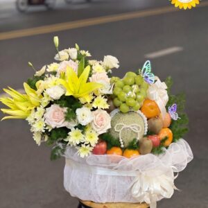 Giỏ trái cây kết hợp hoa ly vàng và hồng pastel cao cấp