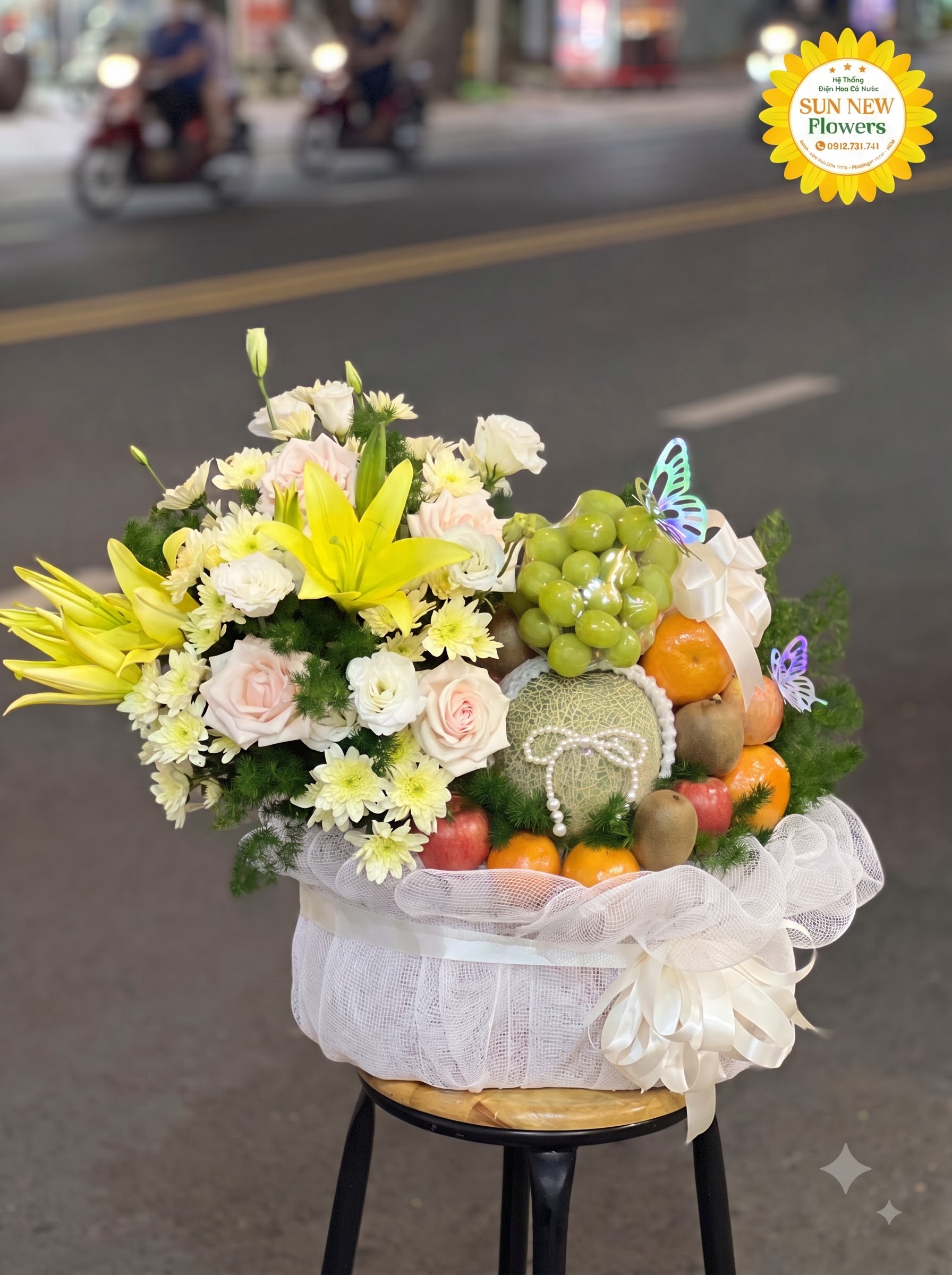 Giỏ trái cây kết hợp hoa ly vàng và hồng pastel cao cấp – TC006
