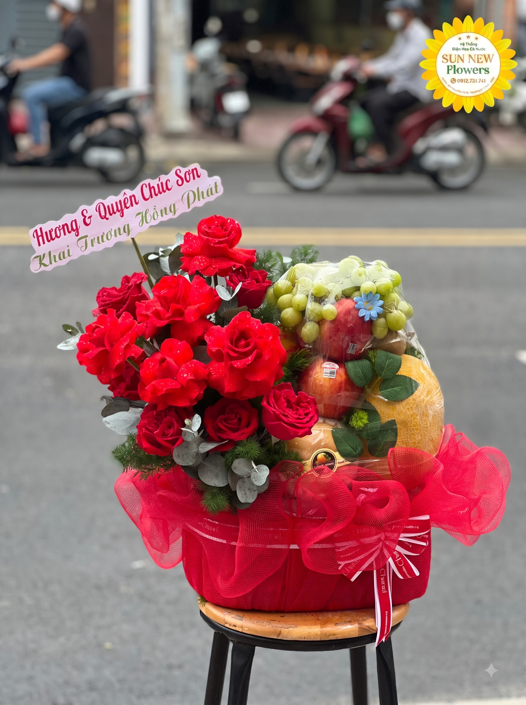 Giỏ trái cây khai trương kết hợp hoa hồng đỏ cao cấp – TC002