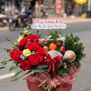 Giỏ trái cây sinh nhật kết hợp hoa hồng đỏ và dưa lưới cao cấp