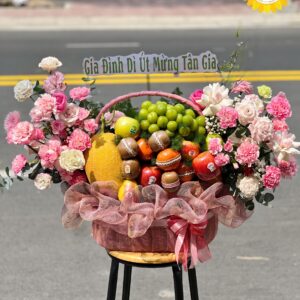Giỏ trái cây tân gia kết hợp hoa hồng hồng và dưa lưới cao cấp
