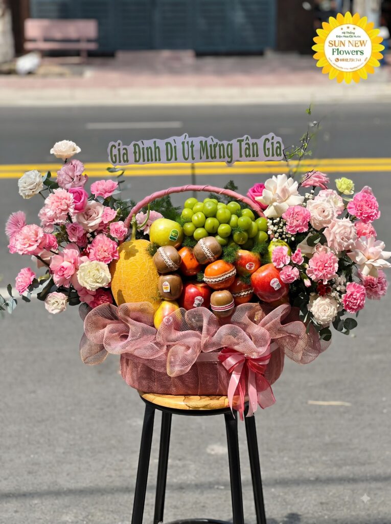 Giỏ trái cây tân gia kết hợp hoa hồng hồng và dưa lưới cao cấp