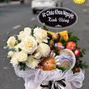 Giỏ trái cây tang lễ kết hợp hoa hồng trắng kính viếng