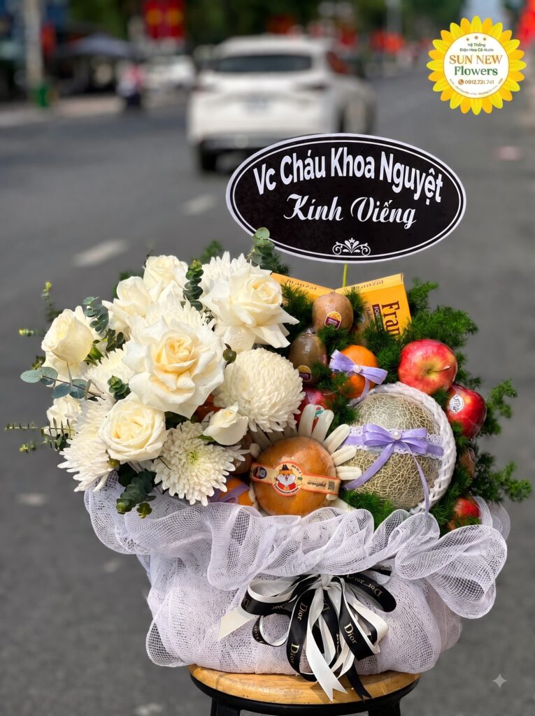 Giỏ trái cây tang lễ kết hợp hoa hồng trắng kính viếng
