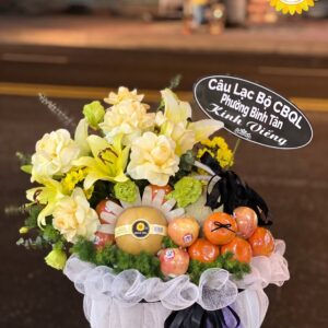 Giỏ trái cây tang lễ kết hợp hoa ly vàng kính viếng