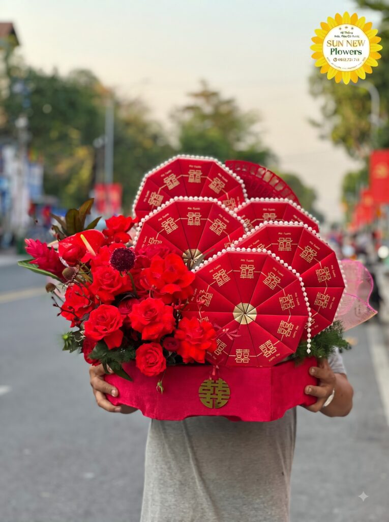 Tráp ăn hỏi bánh quy xếp quạt kết hợp hoa hồng đỏ