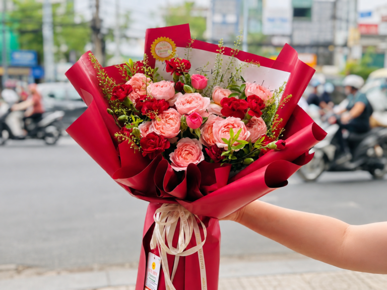Bó Hoa Hồng Phối Cẩm Chướng Tone Đỏ Hồng Sang Trọng