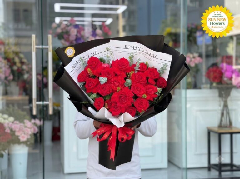 Bó hoa hồng đỏ kết hợp giấy gói đen giá rẻ sang trọng tặng người yêu