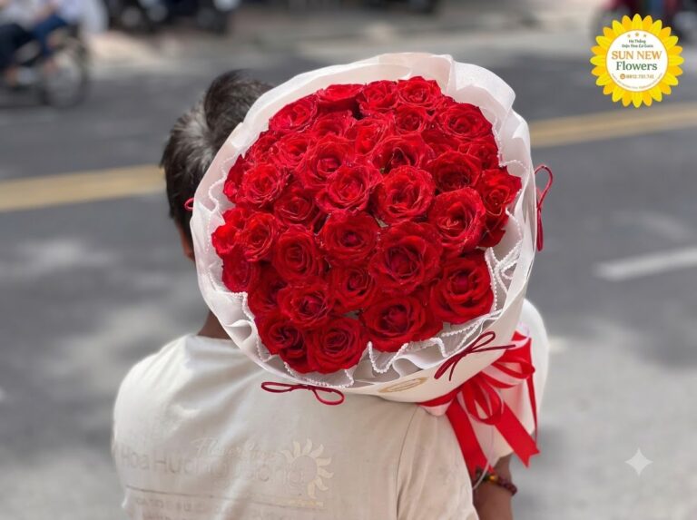 Bó hoa hồng đỏ nhung kết hợp giấy gói trắng viền ren giá 799k