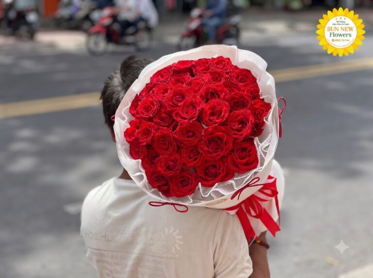 Bó hoa hồng đỏ valentine nhung kết hợp giấy gói trắng viền ren
